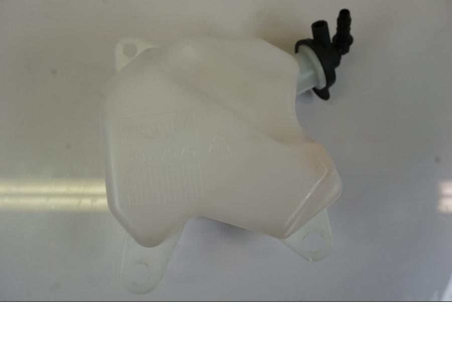 Framsidan på Vattenexpansionskärl från en Triumph Trident -2021 motorcykel.