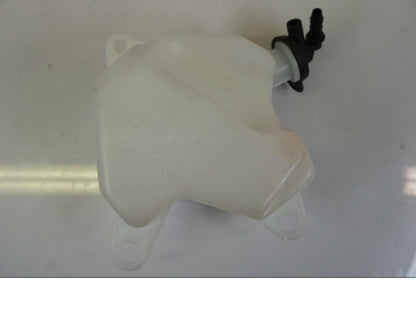 Framsidan på Vattenexpansionskärl från en Triumph Trident -2021 motorcykel.