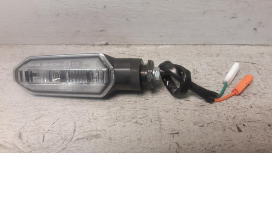 Framsidan på Blinkers från en Honda ADV 750 -2017 motorcykel.