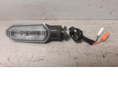 Framsidan på Blinkers från en Honda ADV 750 -2017 motorcykel.