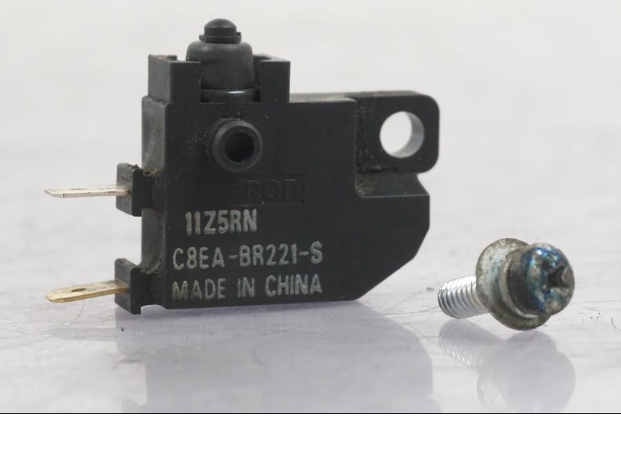 Framsidan på Bromsljuskontakt från en Yamaha MT-09 -2016 motorcykel.