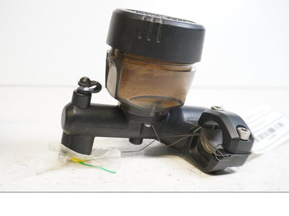 Höger sida på Bromshuvudcylinder från en BMW K 1300 GT -2009 motorcykel.