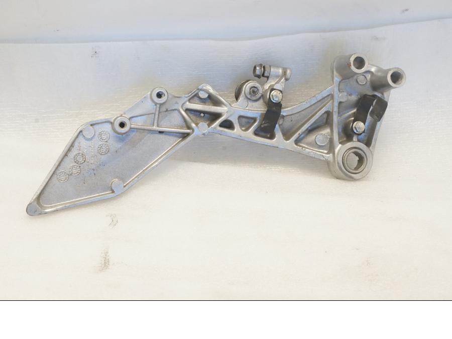 Baksidan på Fotpinnefäste från en KTM 125 Duke -2015 motorcykel.