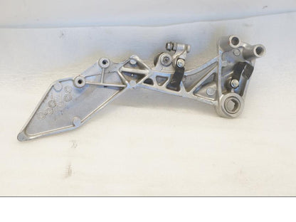 Baksidan på Fotpinnefäste från en KTM 125 Duke -2015 motorcykel.