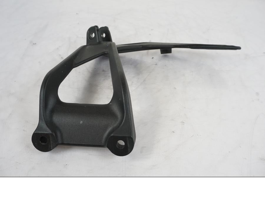 Höger sida på Fotpinnefäste från en KTM 1290 Super Duke -2019 motorcykel.