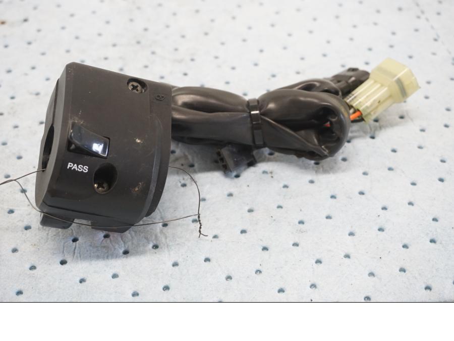 Baksidan på Styrelreglage från en Kawasaki Z 900 -2019 motorcykel.