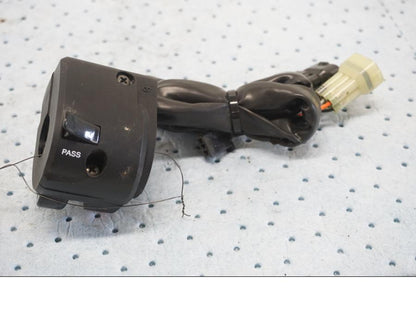 Baksidan på Styrelreglage från en Kawasaki Z 900 -2019 motorcykel.