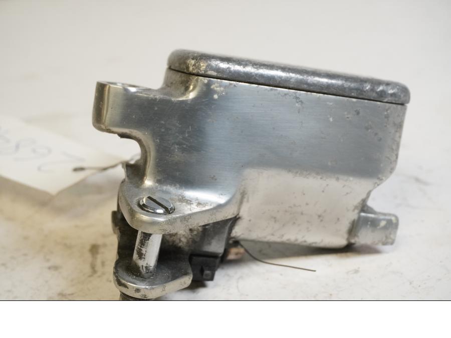 Baksidan på Bromshuvudcylinder från en Honda VT 1100 C -1997 motorcykel.