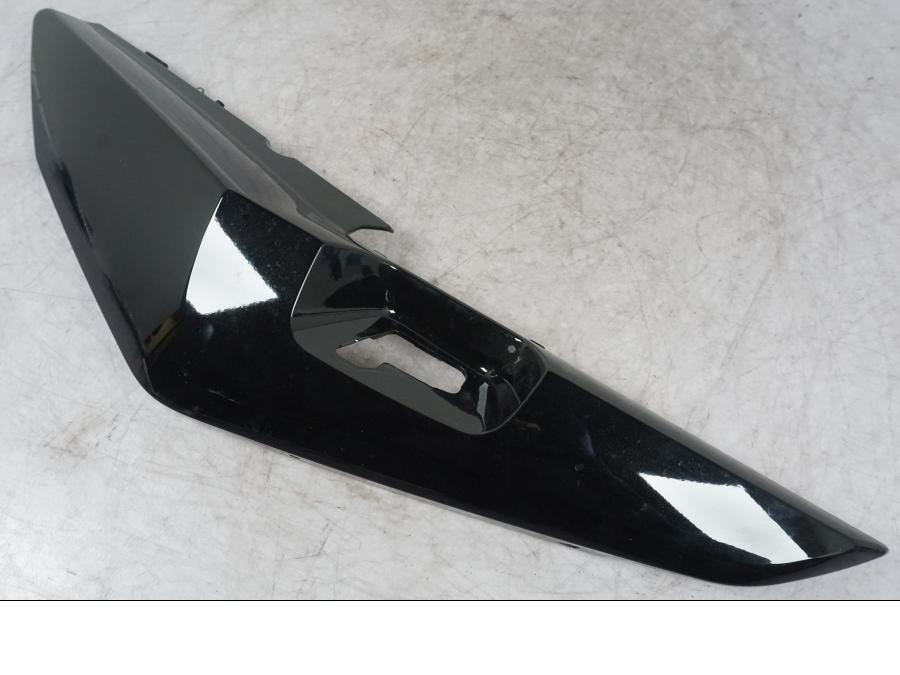 Vänster sida på Bakvinge från en BMW K 1600 GTL -2015 motorcykel.