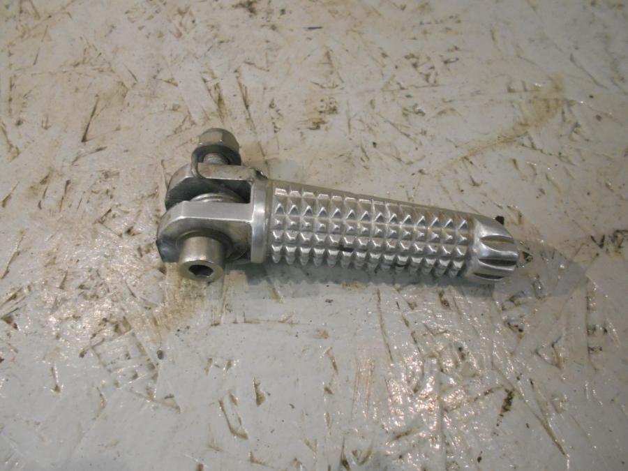 Framsidan på Fotpinne från en Yamaha YZF R6 -2000 motorcykel.