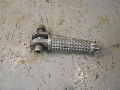 Framsidan på Fotpinne från en Yamaha YZF R6 -2000 motorcykel.