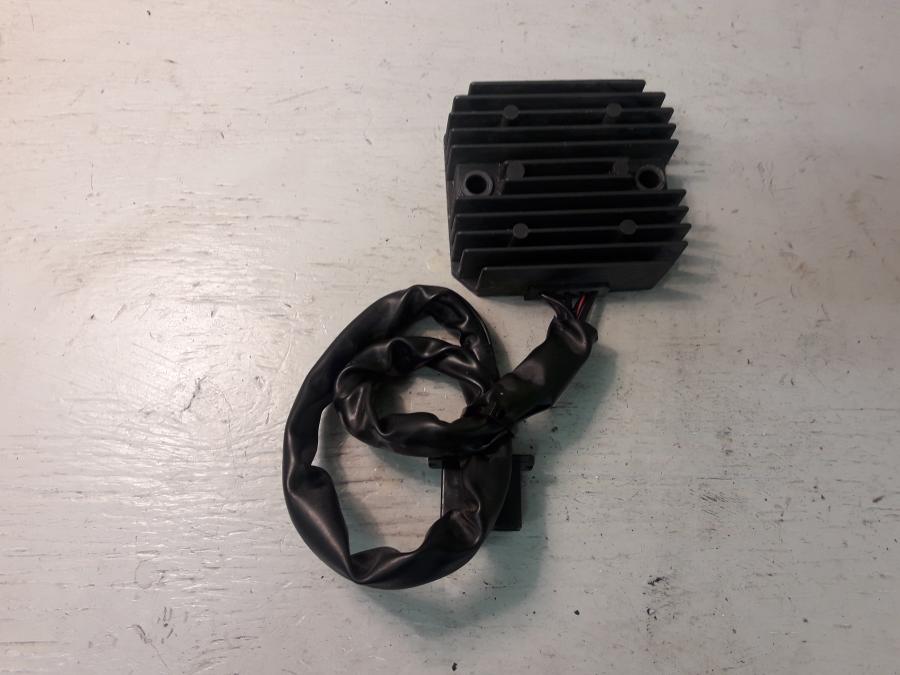 Framsidan på Likriktare från en Honda CBR 125 R -2008 motorcykel.