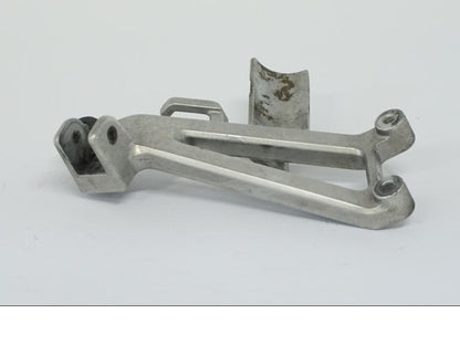 Snett uppifrån på Fotpinnefäste från en Honda CBR 600 -1998 motorcykel.