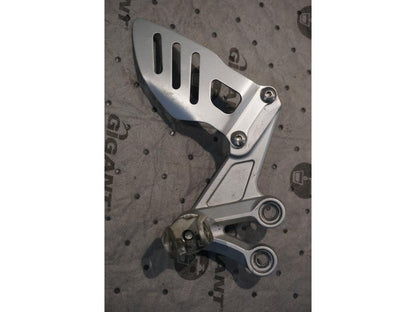 Framsidan på Fotpinnefäste från en Suzuki GSX-R 1000 -2008 motorcykel.