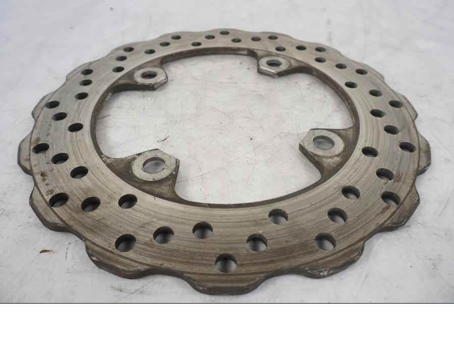 Snett uppifrån på Bromsskiva från en Kawasaki ER-6N -2008 motorcykel.