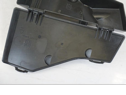 Snett nerifrån på Verktygslåda från en Husqvarna 701 Supermoto -2020 motorcykel.