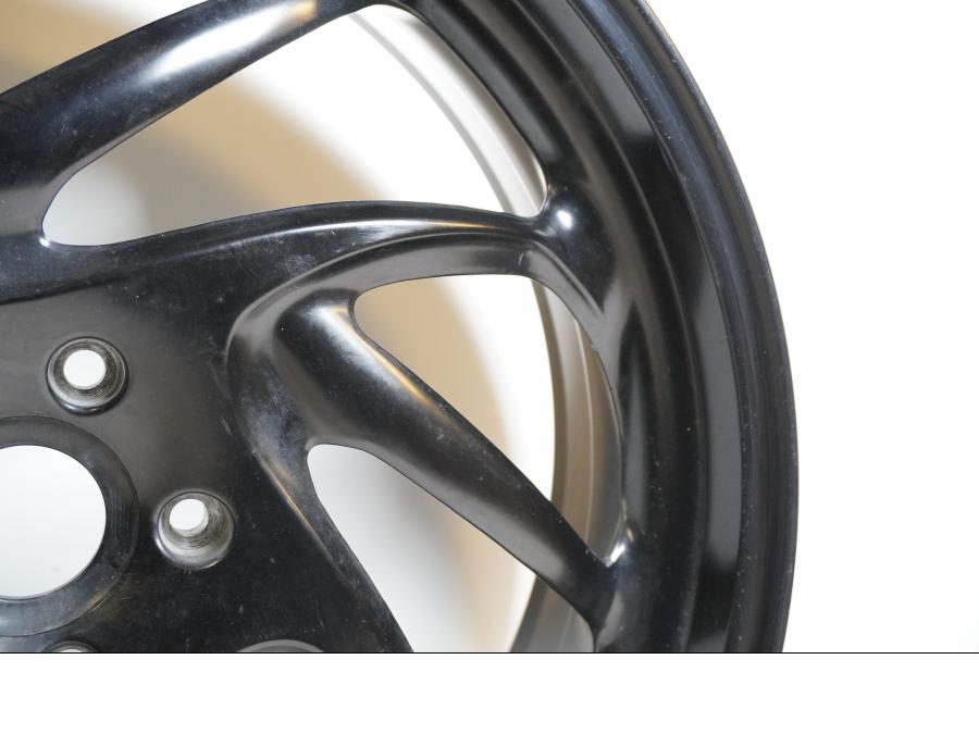 Vänster sida på Fälg från en BMW F 800 S -2009 motorcykel.