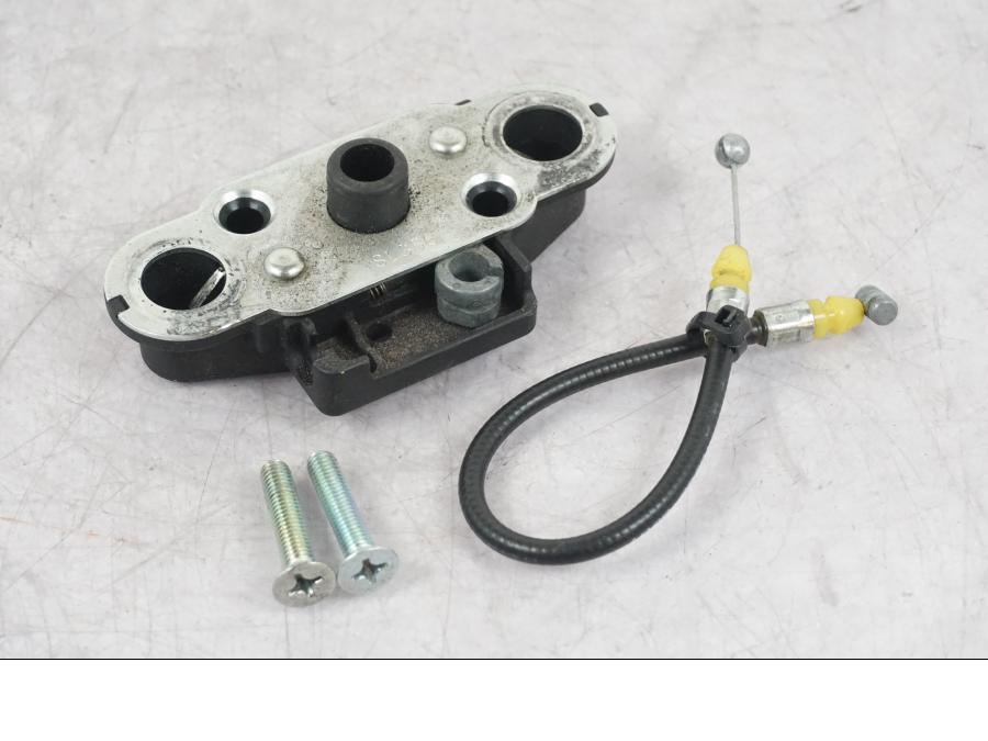 Framsidan på Sadellåsmekanism från en Suzuki GSF 1250 -2010 motorcykel.