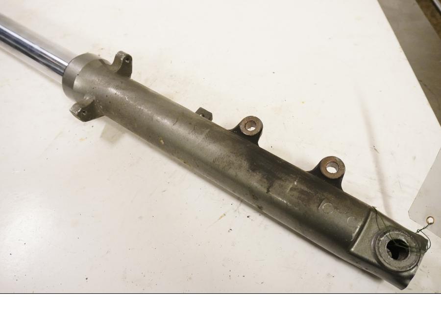 Vänster sida på Gaffelben från en Yamaha FZ 750 -1988 motorcykel.