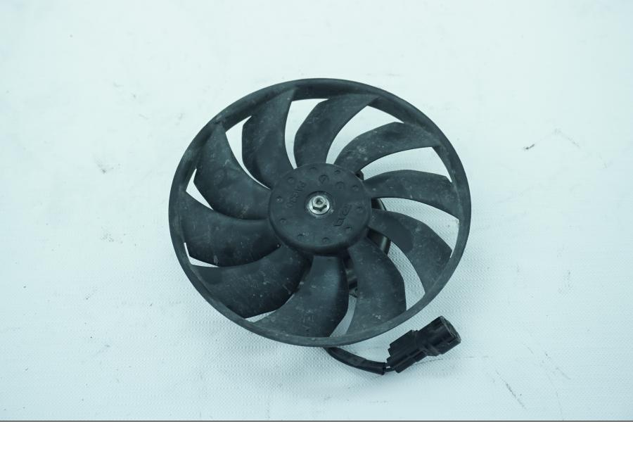 Baksidan på Vattenkylfläkt från en Honda VFR 1200 -2012 motorcykel.