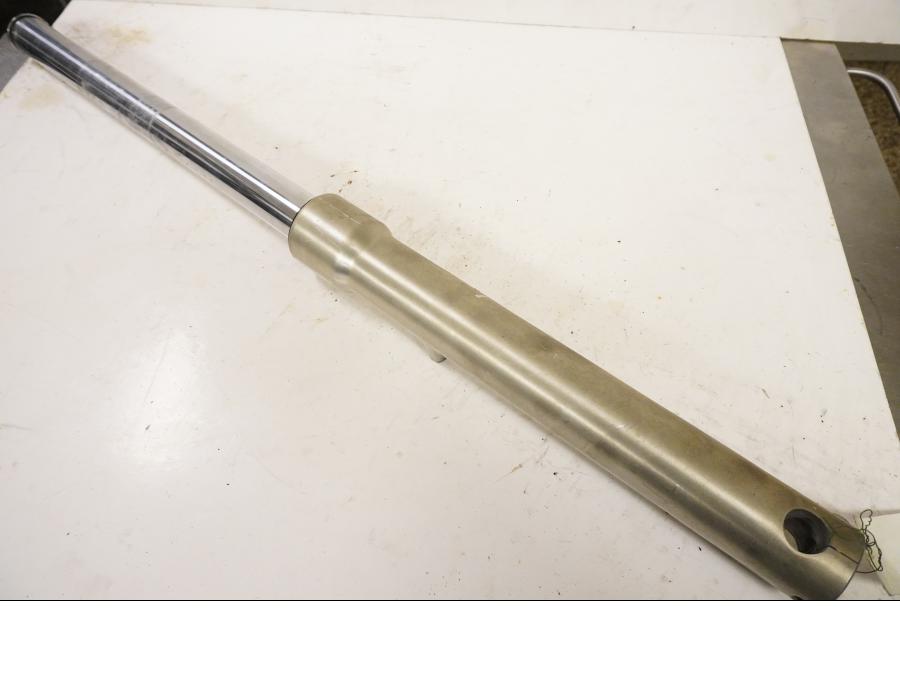 Framsidan på Gaffelben från en Suzuki LS 650 -1993 motorcykel.