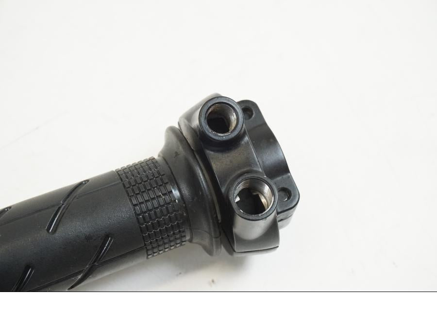 Vänster sida på Gasklo från en Honda CB 650 F Hornet -2017 motorcykel.