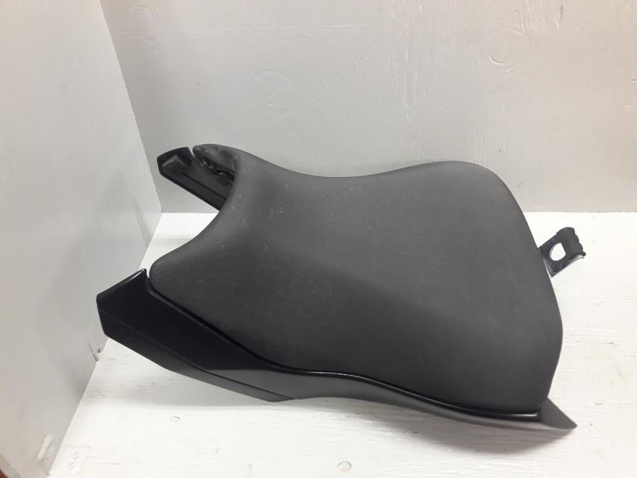 Baksidan på Sadel från en Kawasaki ER-6N -2015 motorcykel.