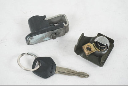 Höger sida på <p>Låssats från Suzuki DL 1000 2004.</p>

<p>1st nyckel, tändningslås, sadellås, tanklock och hjälmlås.</p> motorcykel.