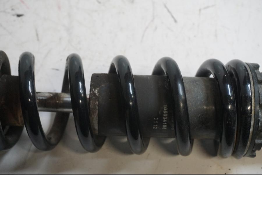 Snett uppifrån på Stötdämpare från en Husqvarna TR 650 Strada -2012 motorcykel.