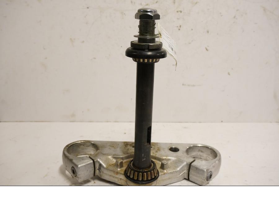 Framsidan på Gaffelkrona från en Suzuki VZ 800 -2000 motorcykel.