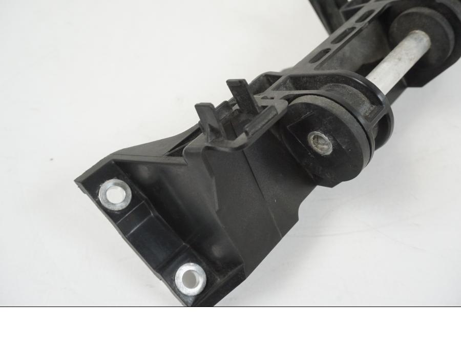 Snett nerifrån på Bensintankfäste från en BMW S 1000 R -2019 motorcykel.