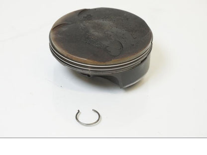 Framsidan på Kolv från en KTM 1190 Adventure -2015 motorcykel.