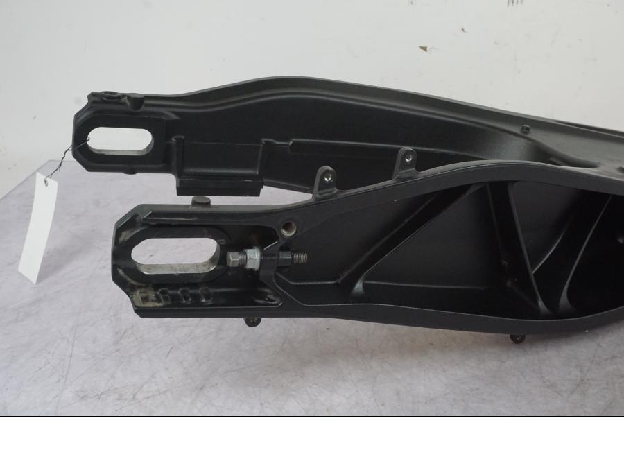 Snett uppifrån på Sving från en KTM 1290 Super Adventure S -2022 motorcykel.