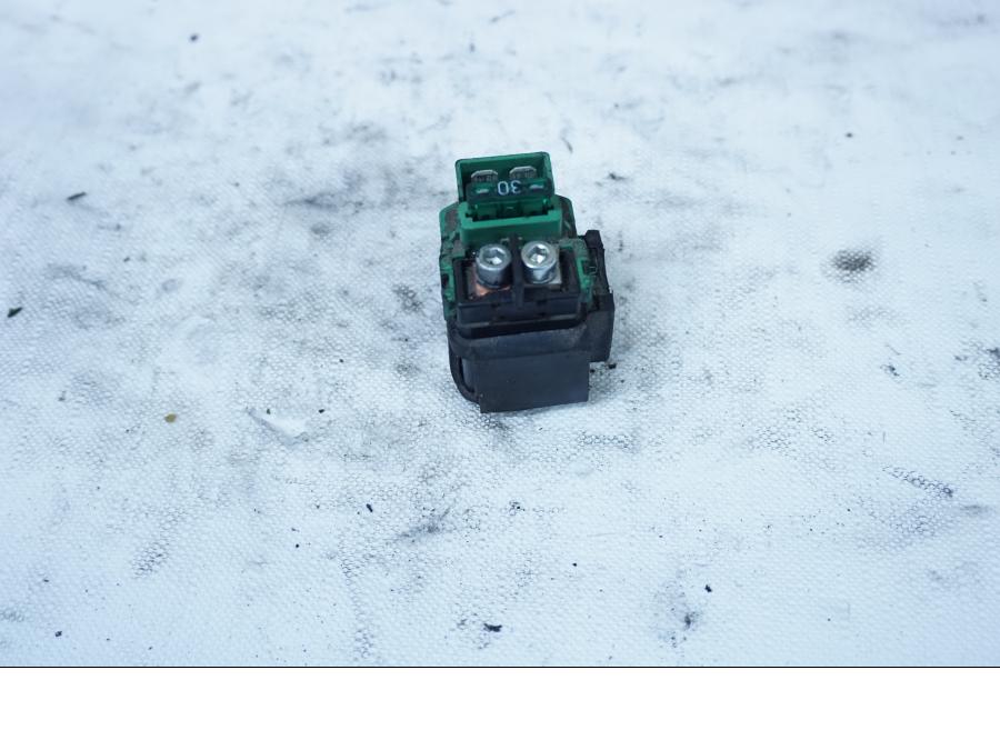 Baksidan på Startrelä från en Honda VFR 750 -1992 motorcykel.