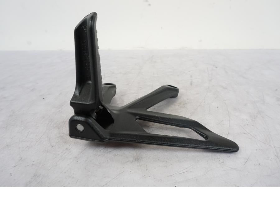 Baksidan på Fotpinne från en KTM 1290 Super Duke R -2021 motorcykel.