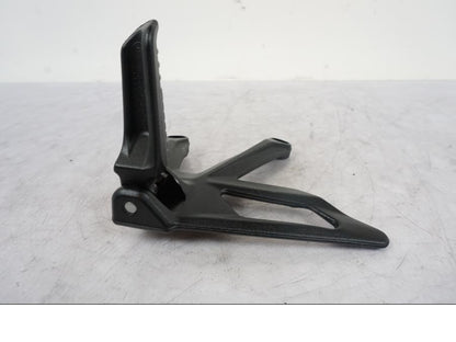 Baksidan på Fotpinne från en KTM 1290 Super Duke R -2021 motorcykel.