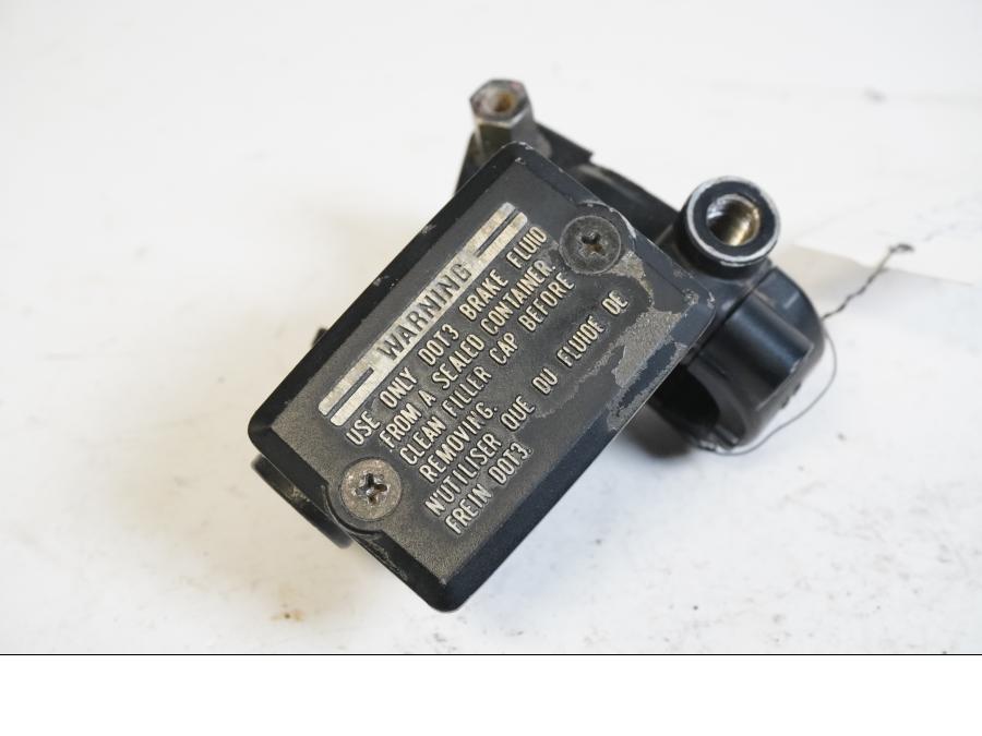 Baksidan på Bromshuvudcylinder från en Kawasaki KLE 500 -1991 motorcykel.