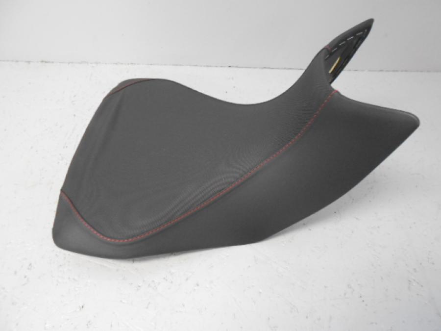 Framsidan på Sadel från en Ducati Multistrada 1200 -2016 motorcykel.