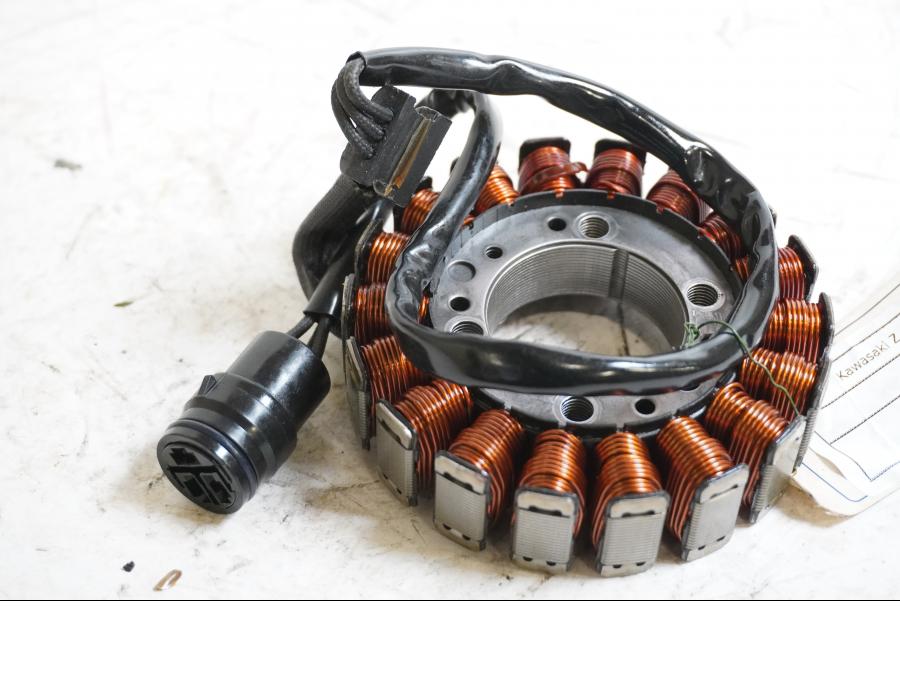 Framsidan på Generator från en Kawasaki Z 1000 -2003 motorcykel.