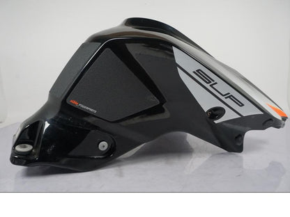 Baksidan på Bensintank från en KTM 1290 Super Duke R -2015 motorcykel.
