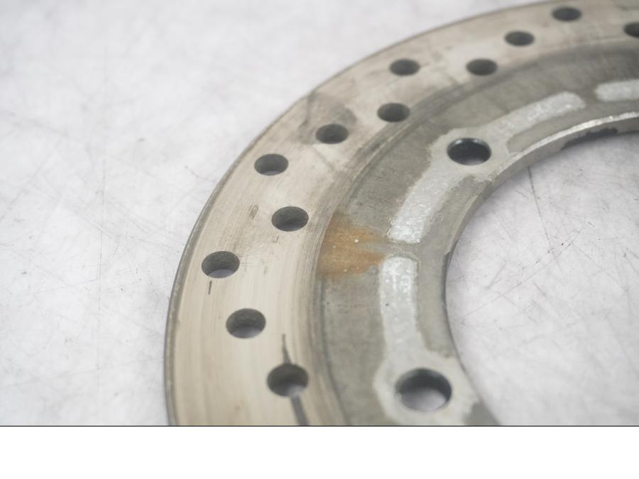 Baksidan på Bromsskiva från en Yamaha YZF 1000 R1 -2002 motorcykel.