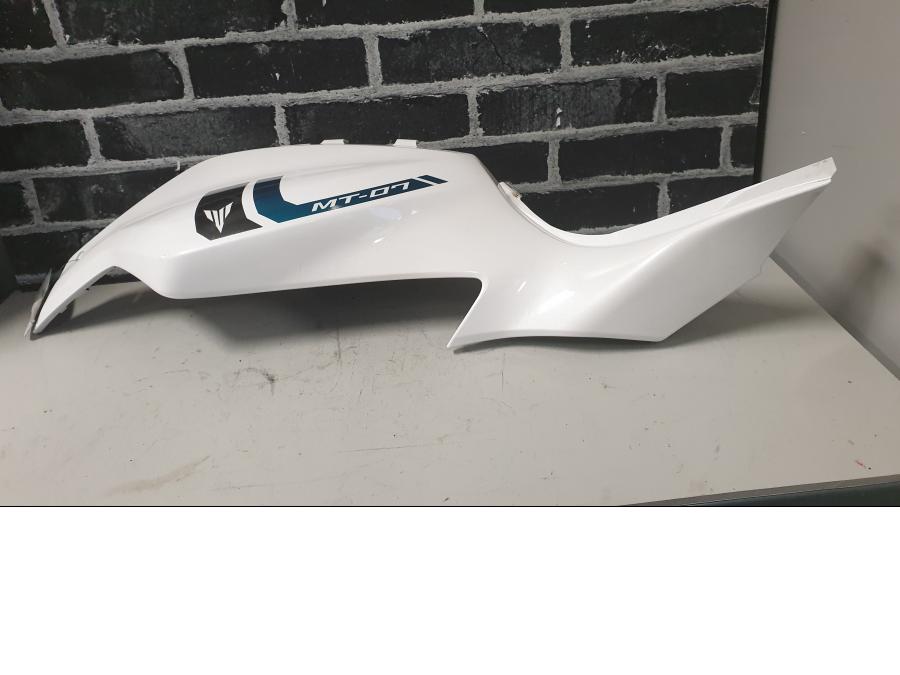 Framsidan på Bensintankskåpa från en Yamaha MT-07 -2014 motorcykel.