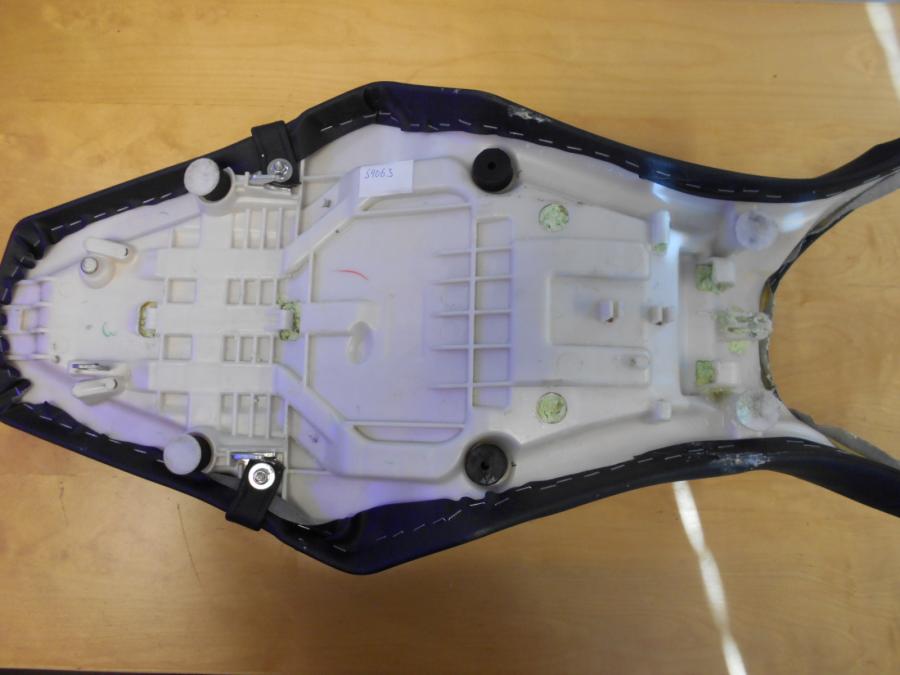 Höger sida på Sadel från en Yamaha MT-09 -2015 motorcykel.