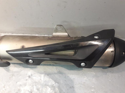 Snett uppifrån på Ljuddämpare från en Yamaha WR 125 -2010 motorcykel.