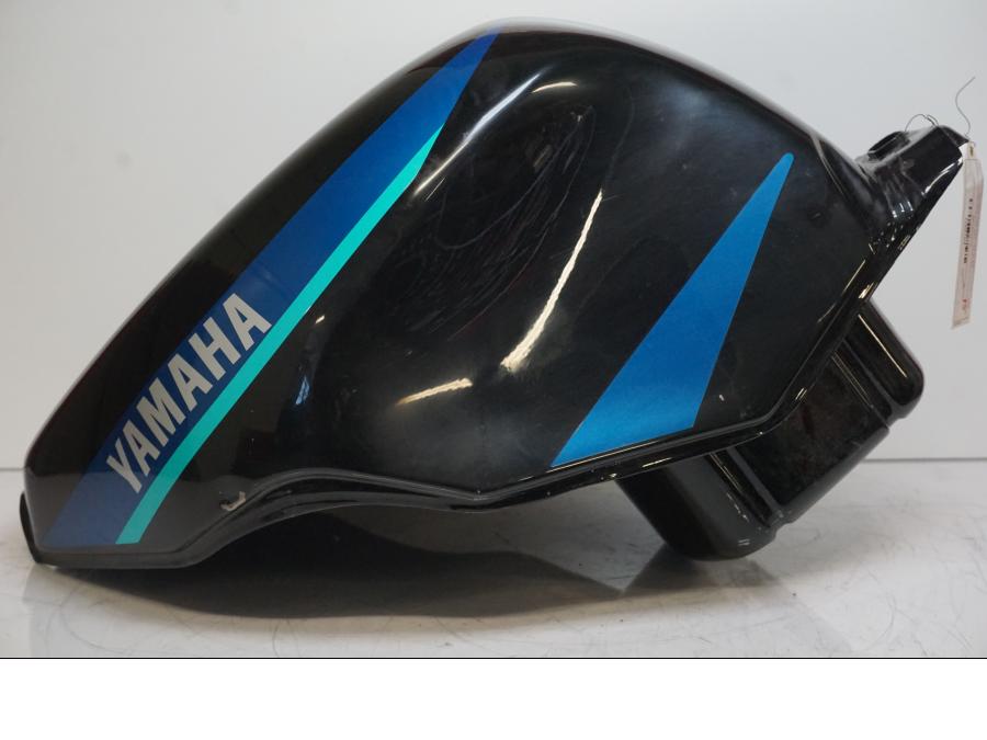 Snett uppifrån på Bensintank från en Yamaha FZR 600 -1995 motorcykel.