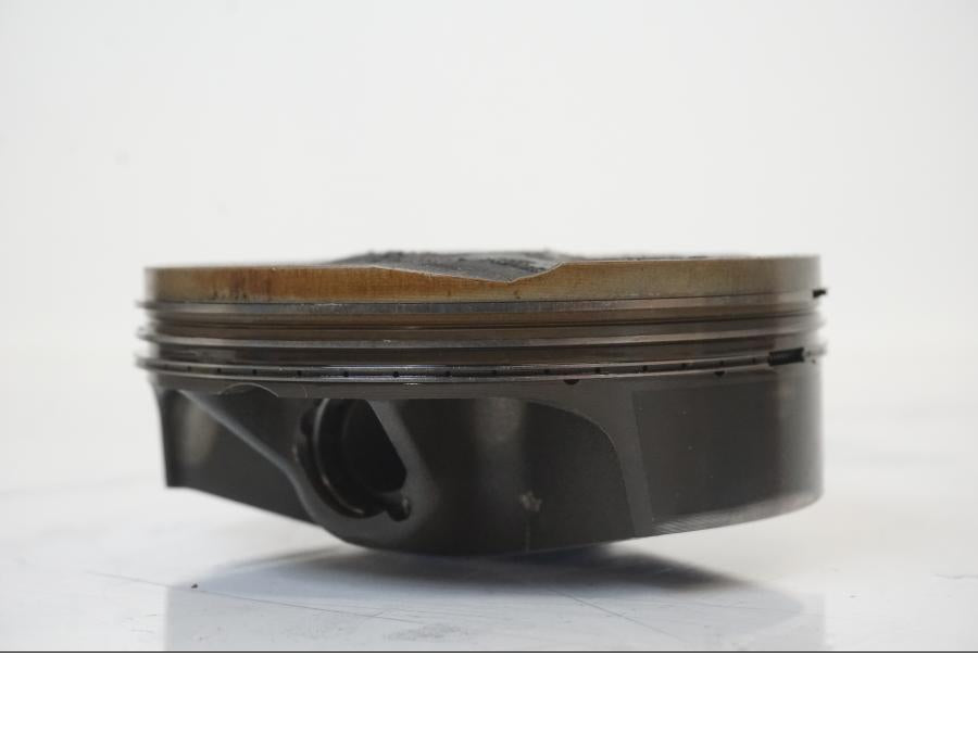 Höger sida på Kolv från en KTM 1190 Adventure -2015 motorcykel.