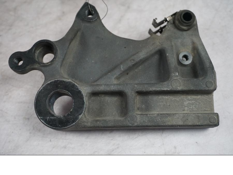 Framsidan på Bromsoksfäste från en Kawasaki Versys 1000 -2015 motorcykel.