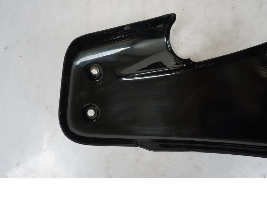 Snett uppifrån på Sidopanel från en H-D Softail Sport Glide FLSB -2022 motorcykel.