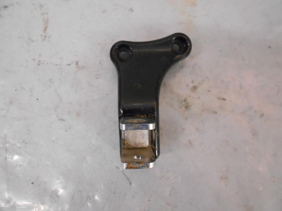 Framsidan på Fotpinnefäste från en Kawasaki VN 1600 Mean Streak -2007 motorcykel.