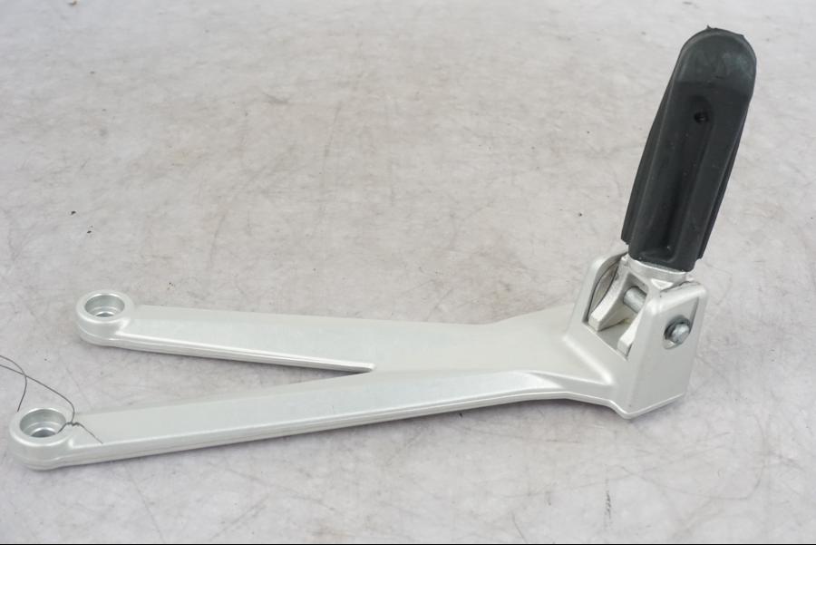 Baksidan på Fotpinnefäste från en KTM 690 Enduro -2023 motorcykel.